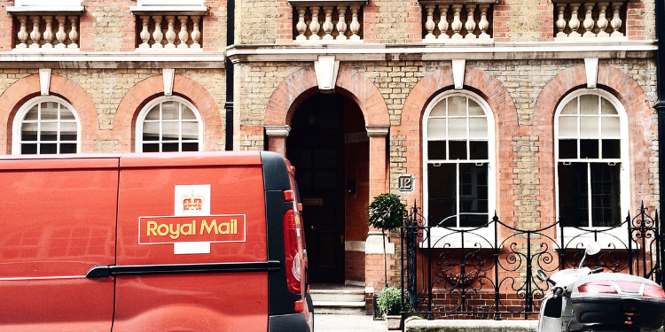 Britský Royal Mail splnil svůj cíl a nasadil 3 000 elektrických dodávek