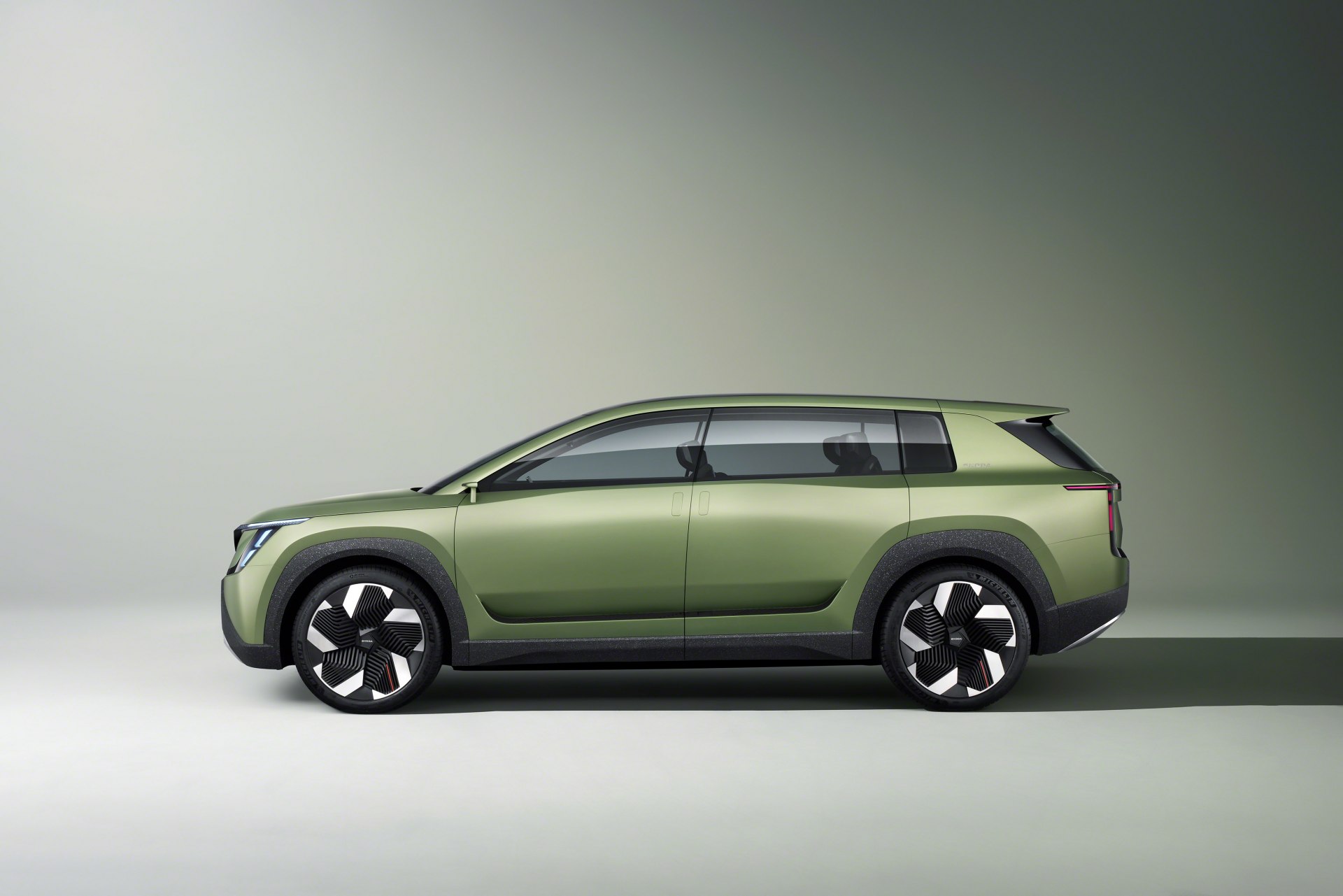 Škoda představila koncept nového elektrického SUV Vision 7S! Nabízí 7 míst k sezení a interiér budoucnosti.